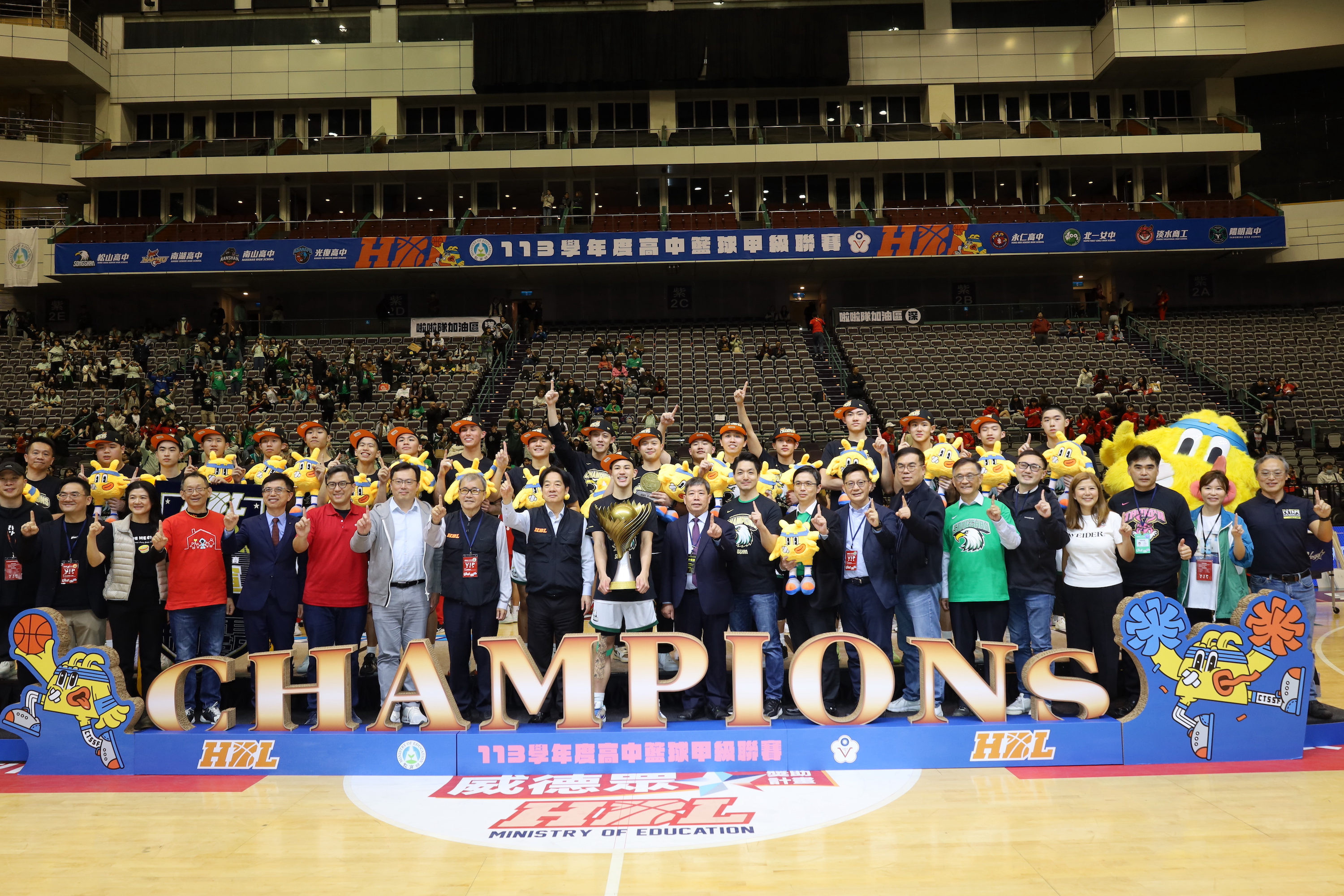 (圖)President Lai Ching-te (9th from left), front row) presented the trophy to winners in the 2024 High School Basketball League (HBL) Division 1 male group Taipei Municipal Songshan High School.