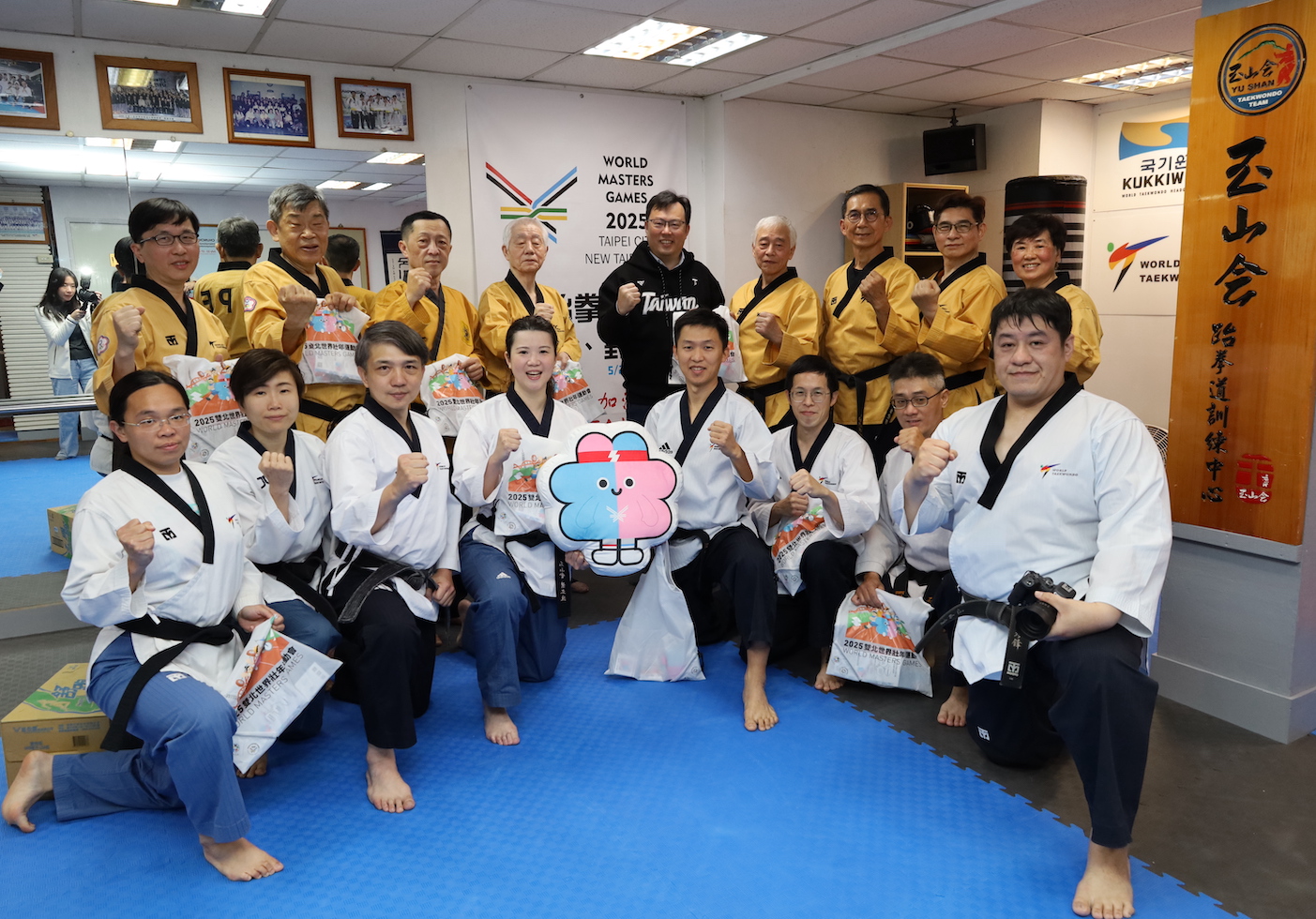(圖)Sports Administration Director-General Cheng Shih-chung took a photo with the members of the Sanmin Taekwondo Gym and wished the team members success in the World Masters Games, hoping they can achieve their dreams.